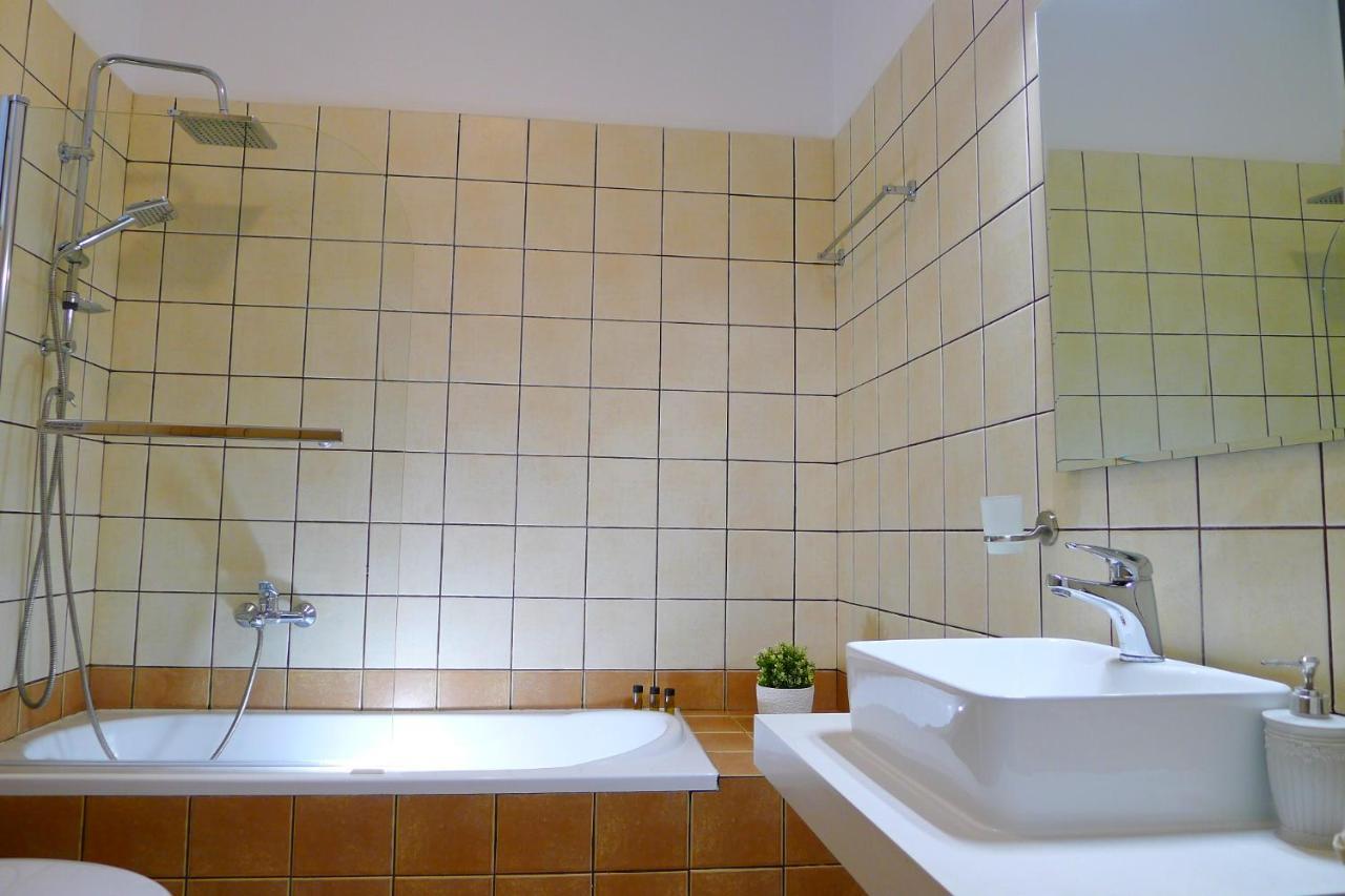 Maria & Manos Guest House,